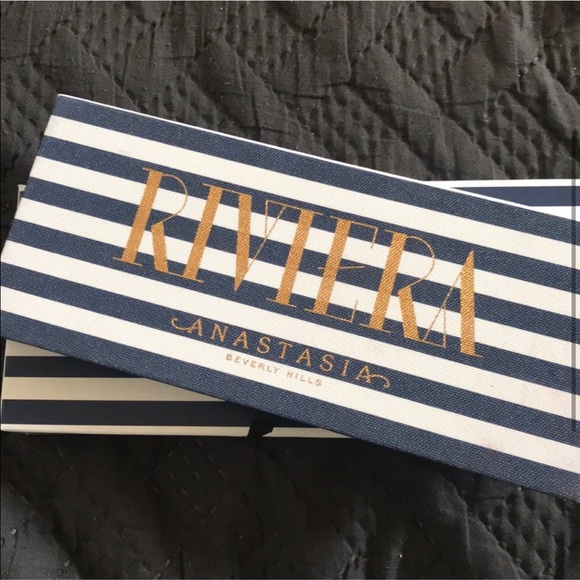 Riviera eyeshadow palette - Picture 2 of 5
